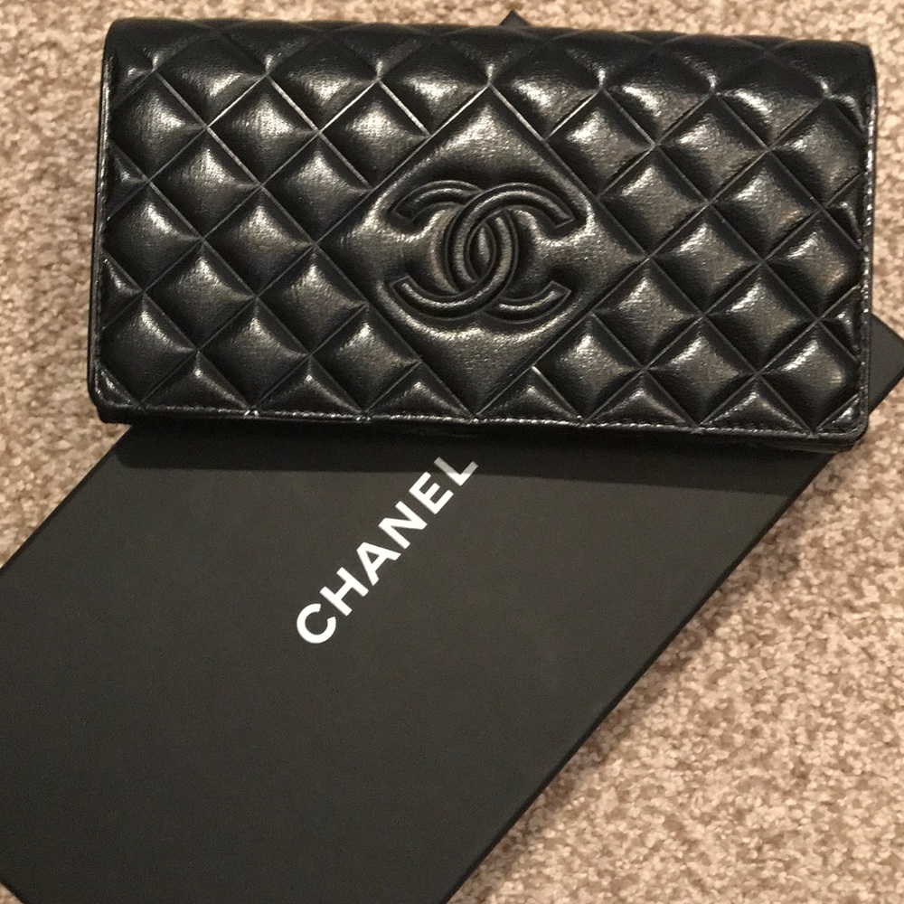 CHANEL BLACK DIAMOND CC WALLET QUILTED LAMBSKIN